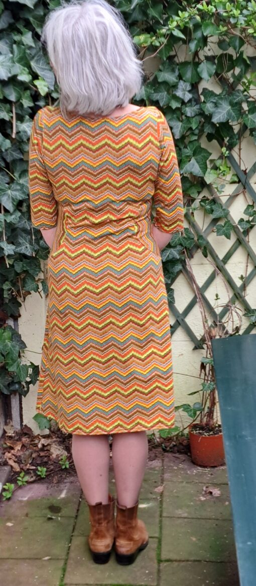 Zigzag jurk met detail in de taille - Image 3