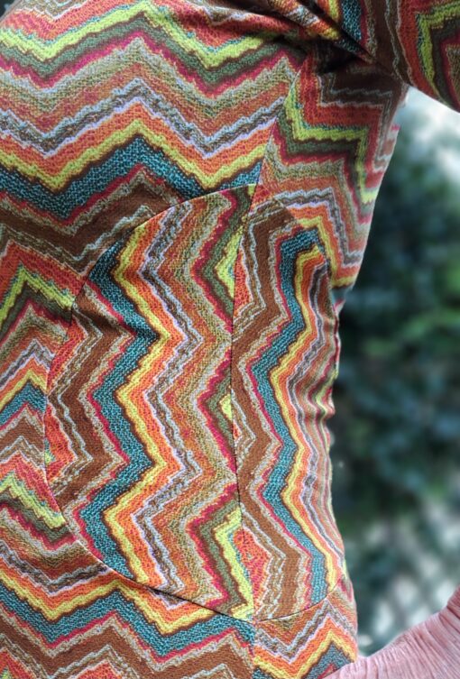 Zigzag jurk met detail in de taille - Image 4