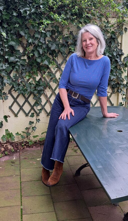 Blauw shirt met klein roze stipje