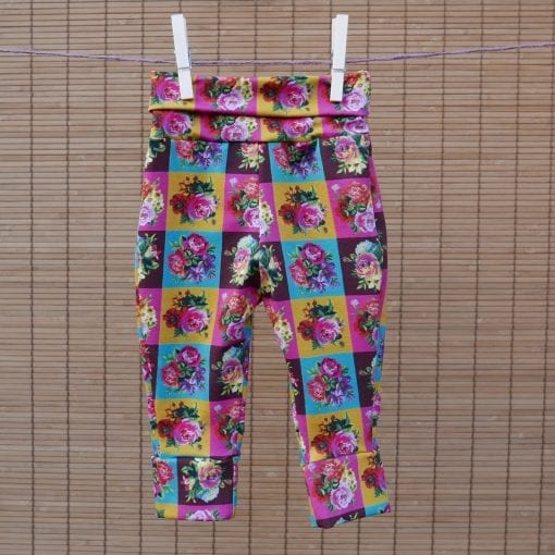 Broekje met kleurige bloemen